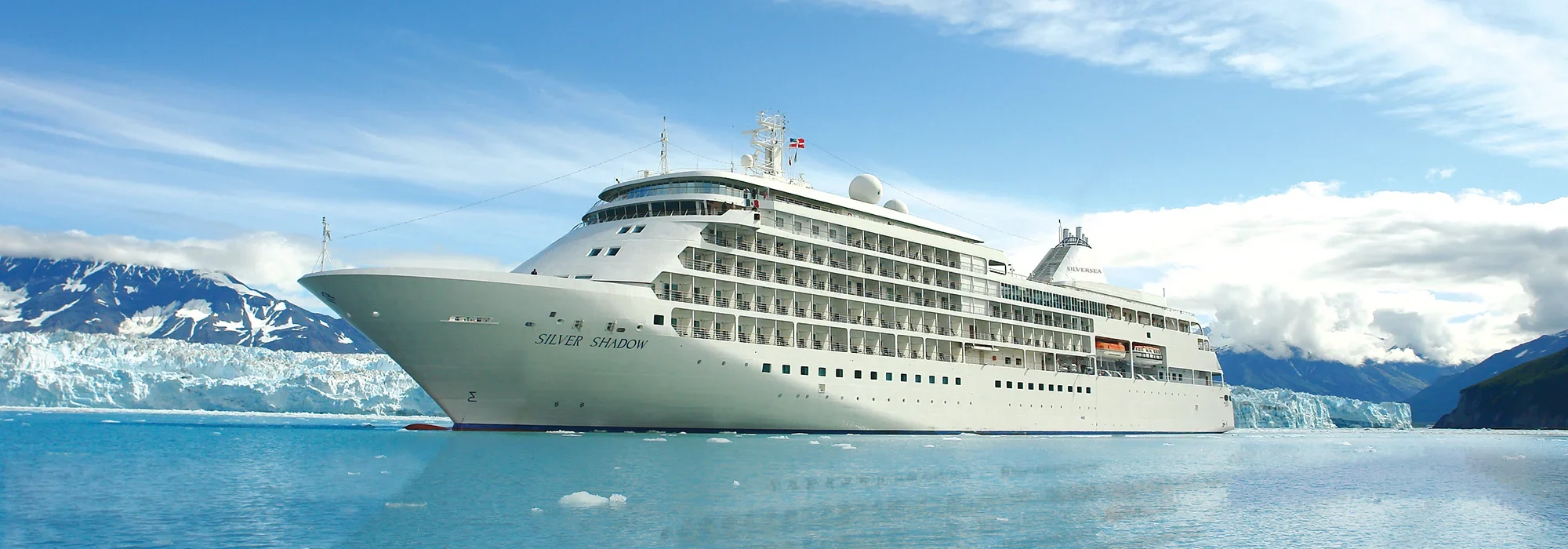 CRUISES Image of luxury cruise ship in middle of sea