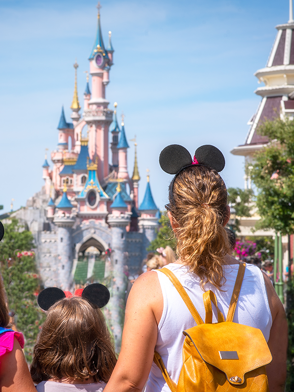 Mom and child disneyworld